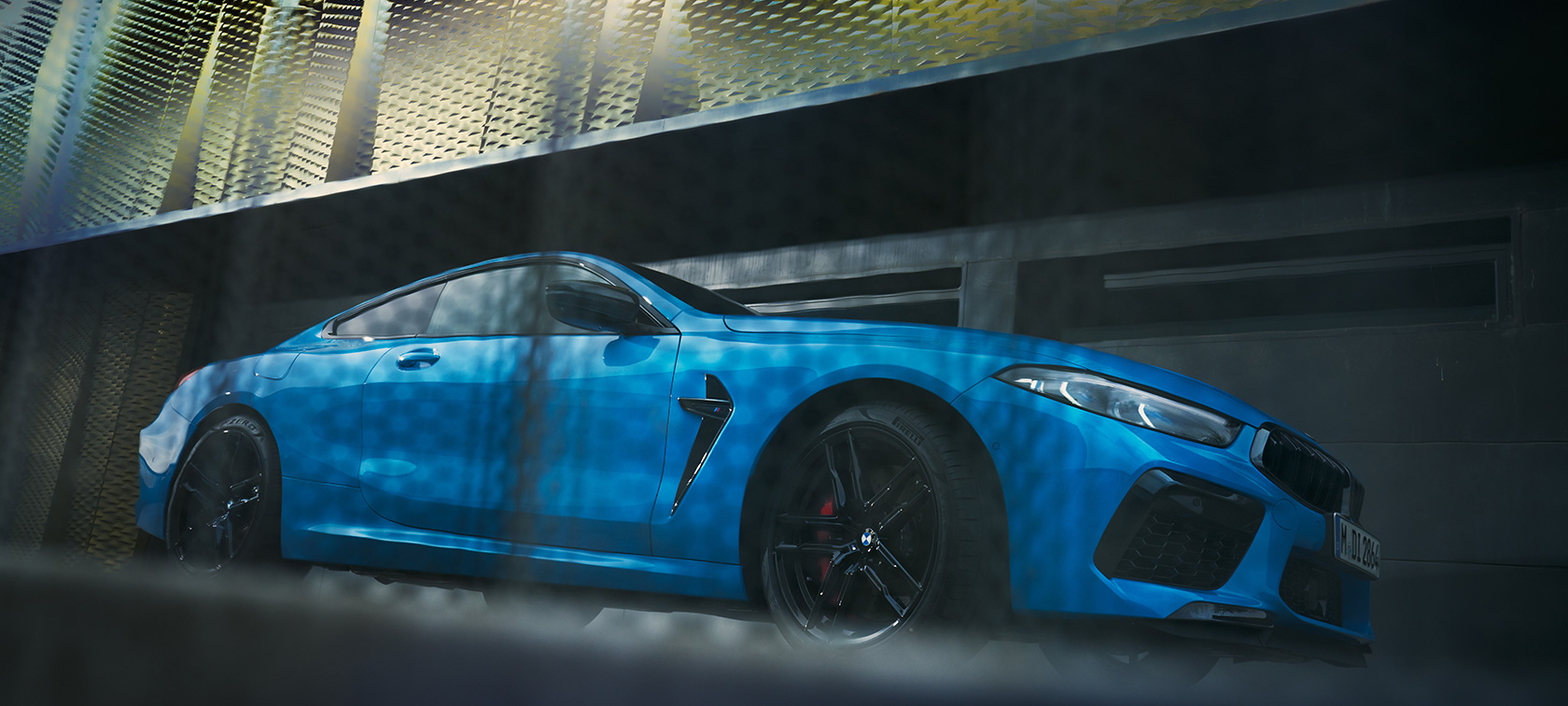 BMW M8 Competition Coupé F92 LCI Renovación 2022 BMW Individual Daytona Beach Blue sólido, vista lateral, parado, ante un edificio, perspectiva desde ángulo inferior BMW M8 Competition Coupé F92 LCI Renovación 2022 BMW Individual Daytona Beach Blue sólido, vista lateral, parado, ante un edificio, perspectiva desde ángulo inferior