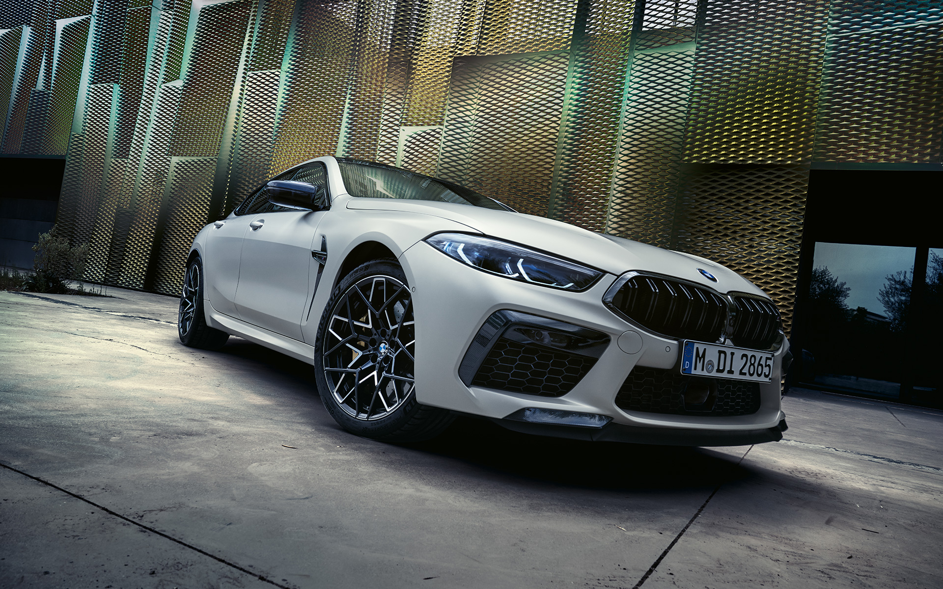 Vista de tres cuartos del frontal BMW M8 Competition Gran Coupé F93 LCI 2022 BMW M8 Competition Gran Coupé F93 LCI Renovación 2022 BMW Individual Frozen Brilliant White metalizado, vista de tres cuartos del frontal, perspectiva desde ángulo inferior