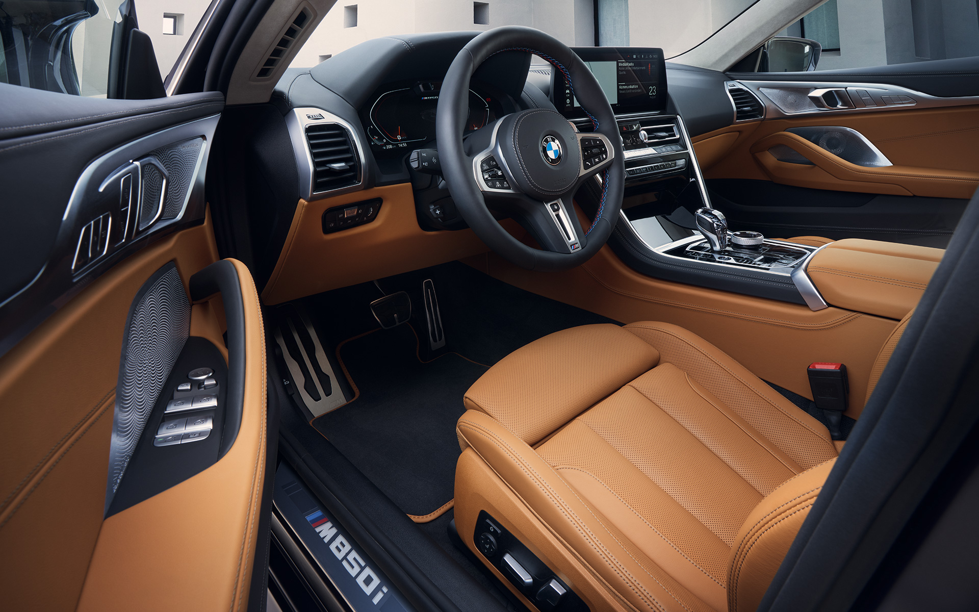 Interior, puesto de conducción BMW M850i xDrive Gran Coupé G16 LCI Renovación 2022 BMW M850i xDrive Gran Coupé G16 LCI Renovación 2022 interior, puesto de conducción a través de la puerta del conductor abierta