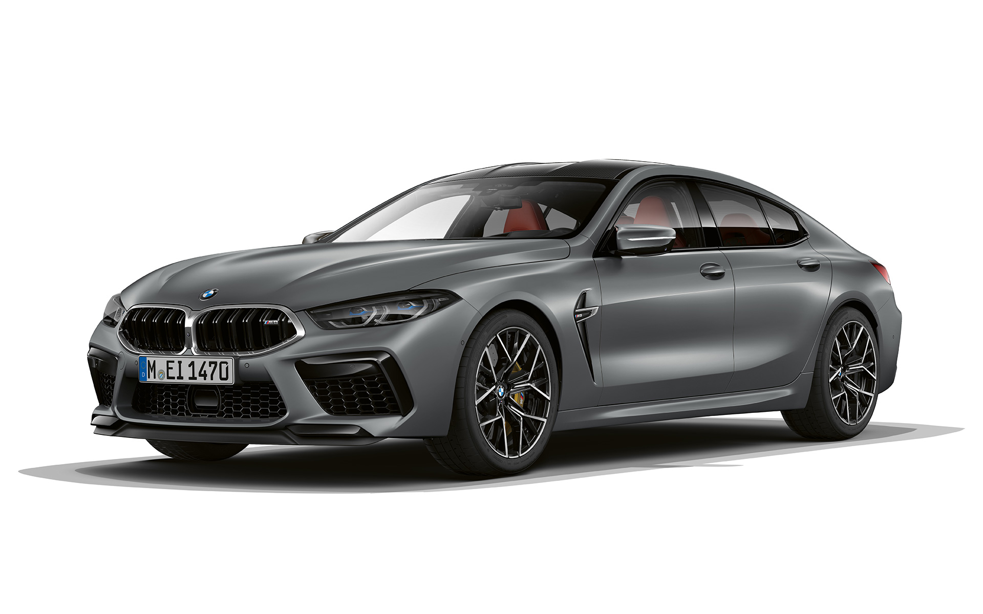 Vista de tres cuartos del frontal nuevo BMW M8 Gran Coupé F93 LCI Renovación 2022 Nuevo BMW M8 Gran Coupé F93 LCI Renovación 2022 BMW Individual Frozen Pure Grey metalizado, vista de tres cuartos del frontal
