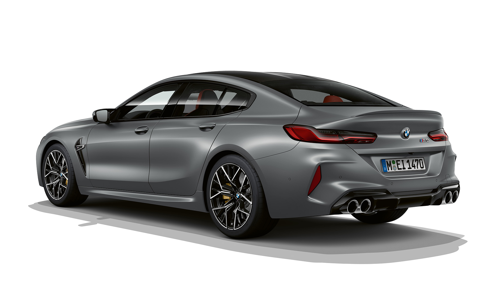 Vista de tres cuartos de la zaga nuevo BMW M8 Gran Coupé F93 LCI Renovación 2022 Nuevo BMW M8 Gran Coupé F93 LCI Renovación 2022 BMW Individual Frozen Pure Grey metalizado, vista de tres cuartos de la zaga