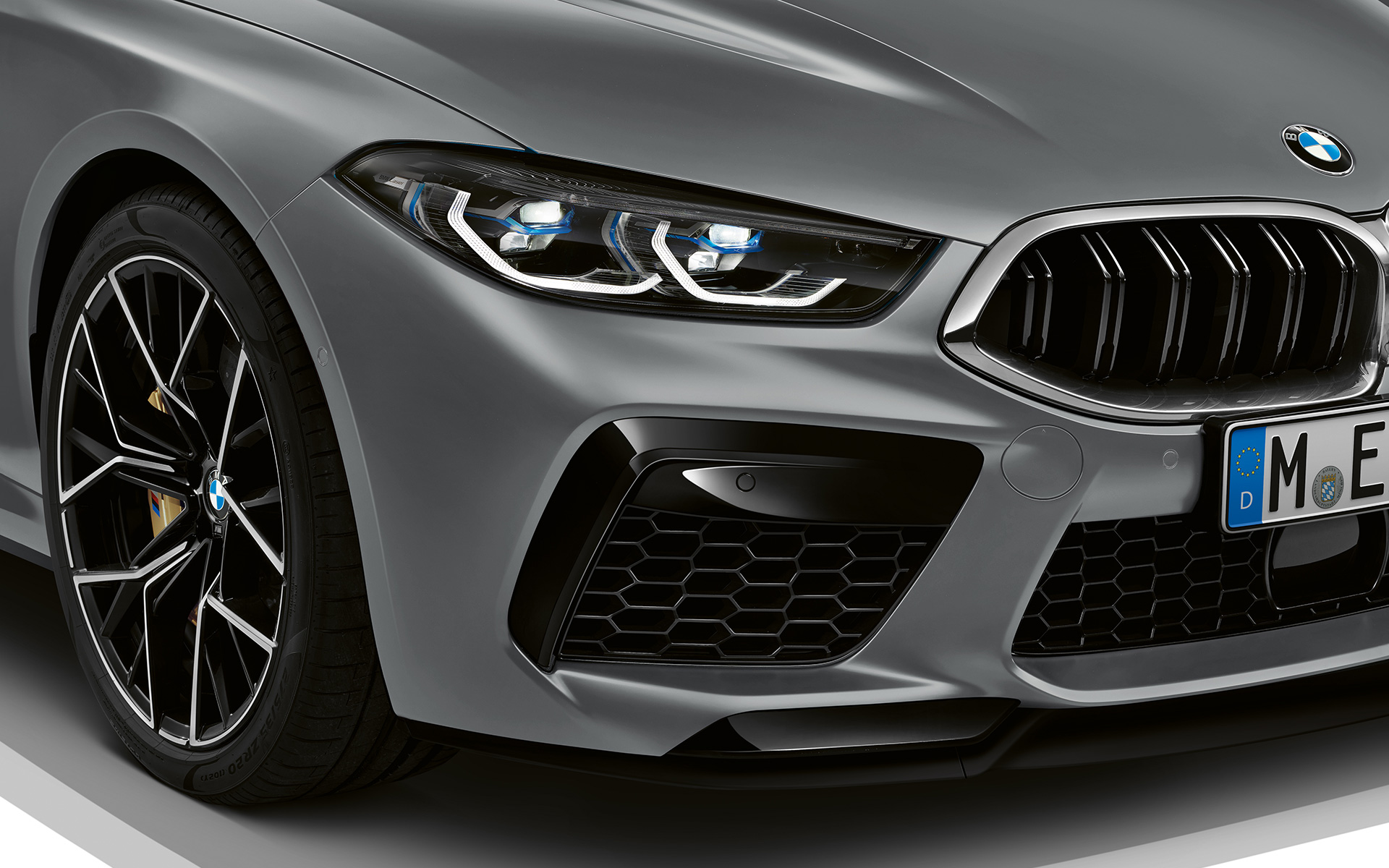 Faldón delantero M nuevo BMW M8 Gran Coupé F93 LCI Renovación 2022 Nuevo BMW M8 Gran Coupé F93 LCI Renovación 2022 BMW Individual Frozen Pure Grey metalizado, faldón delantero M, primer plano