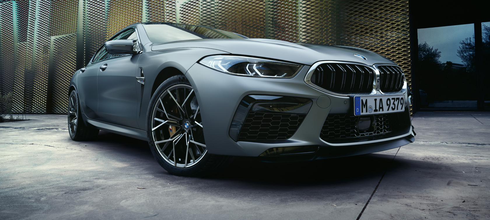Vista de tres cuartos del frontal nuevo BMW M8 Gran Coupé F93 LCI Renovación 2022 Nuevo BMW M8 Gran Coupé F93 LCI Renovación 2022 BMW Individual Frozen Pure Grey metalizado, vista de tres cuartos del frontal, perspectiva desde ángulo inferior