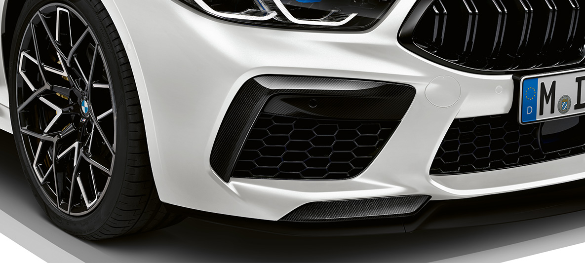 Divisor delantero de fibra de carbono, paquete exterior M de fibra de carbono BMW M8 Competition Gran Coupé F93 LCI Renovación 2022 BMW M8 Competition Gran Coupé F93 LCI Renovación 2022 BMW Individual Frozen Brilliant White metalizado, paquete exterior M de fibra de carbono, divisor delantero de fibra de carbono, primer plano