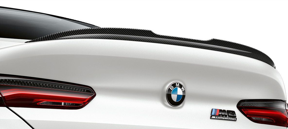 Spoiler trasero de fibra de carbono, paquete exterior M de fibra de carbono BMW M8 Competition Gran Coupé F93 LCI Renovación 2022 BMW M8 Competition Gran Coupé F93 LCI Renovación 2022 BMW Individual Frozen Brilliant White metalizado, paquete exterior M de fibra de carbono, spoiler trasero de fibra de carbono, primer plano