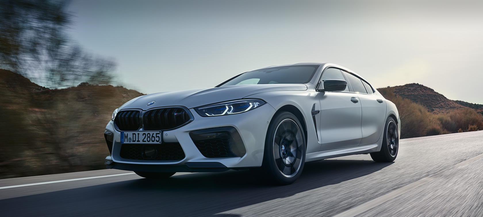 BMW M8 Competition Gran Coupé F93 LCI Renovación 2022 BMW Individual Frozen Brilliant White metalizado, vista de tres cuartos del frontal, en marcha