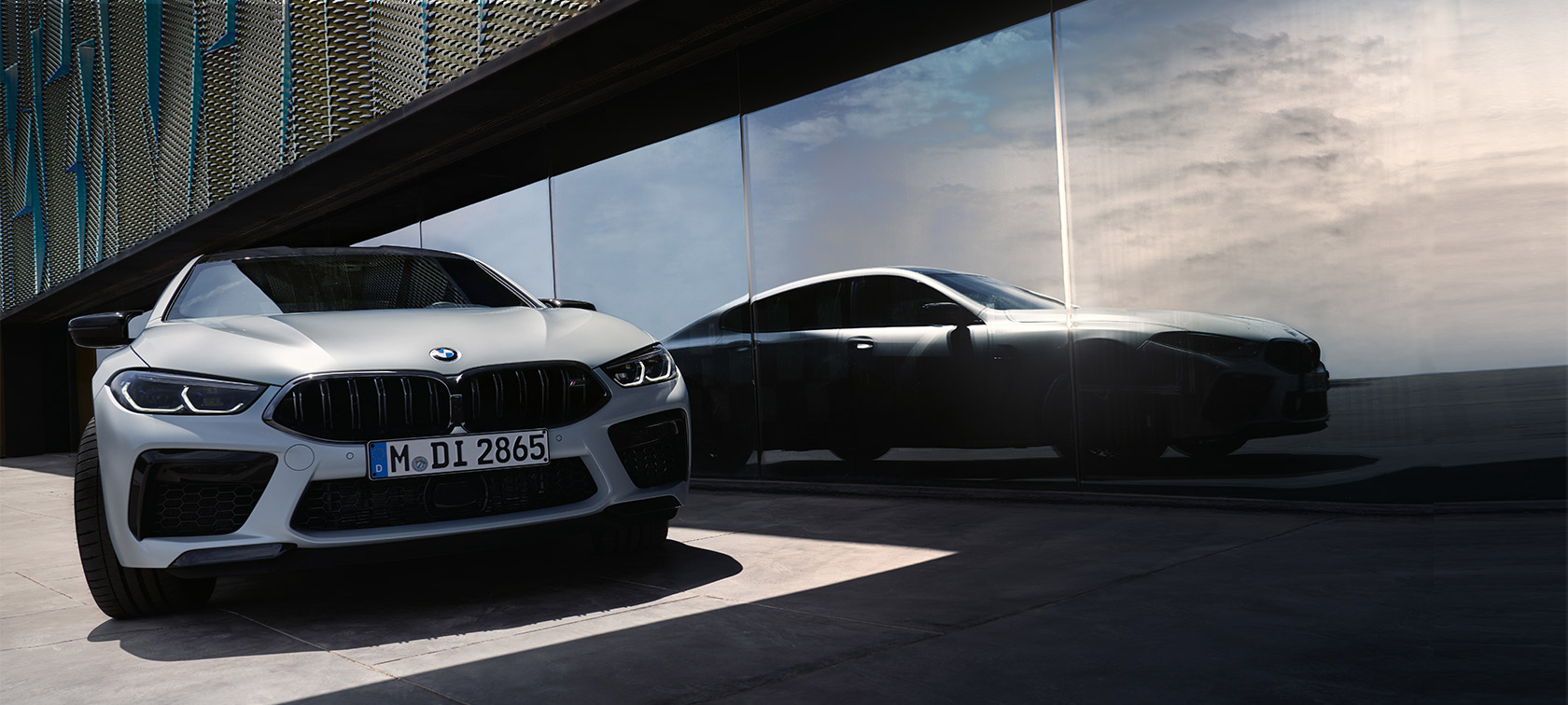 Vista del frontal BMW M8 Competition Gran Coupé F93 LCI Renovación 2022 BMW M8 Competition Gran Coupé F93 LCI Renovación 2022 BMW Individual BMW Individual Frozen Brilliant White metalizado, vista del frontal con reflejo de la silueta en la parte frontal de las ventanillas