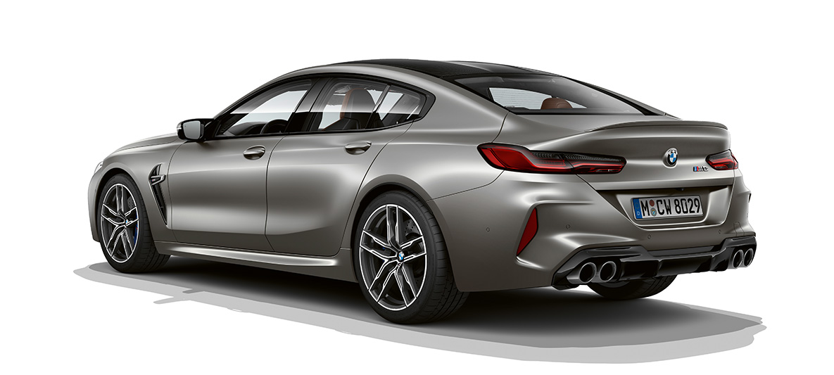 BMW M8 Gran Coupé, vista de tres cuartos de la zaga BMW M8 Gran Coupé F93 2020 BMW Individual Frozen Dark Silver, vista de tres cuartos de la zaga