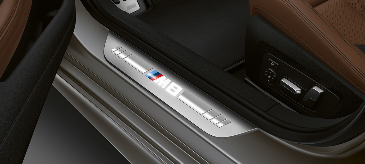 Molduras de entrada BMW M8 Gran Coupé Molduras de entrada con distintivo "M8" BMW M8 Gran Coupé F93 2020
