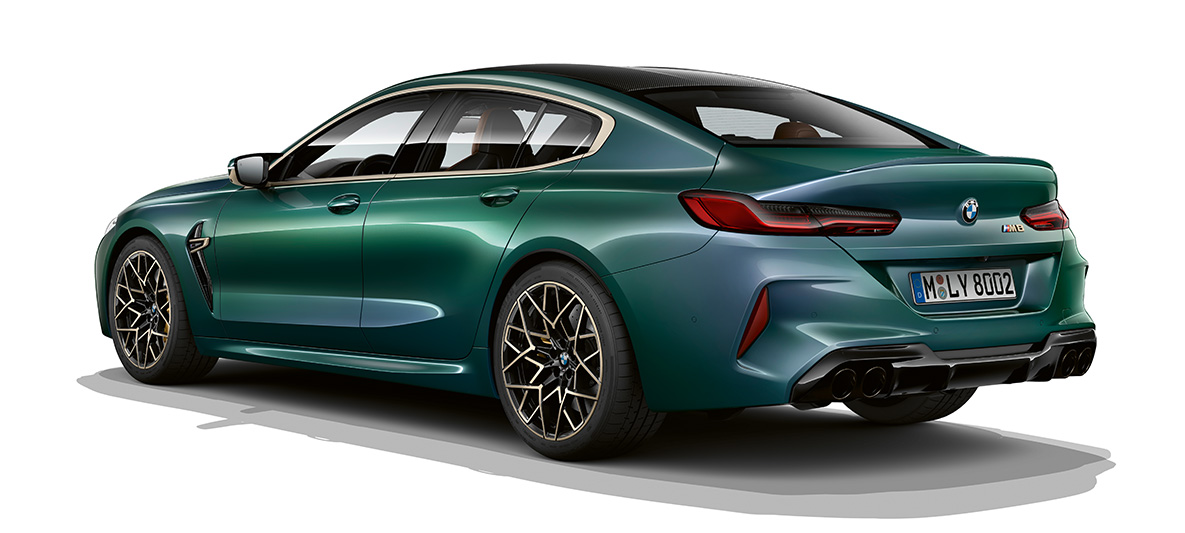BMW M8 Gran Coupé Individual First Edition, vista de tres cuartos de la zaga BMW M8 Gran Coupé Individual First Edition F93 2020 BMW Individual Aurora Diamond Green metalizado, vista de tres cuartos de la zaga