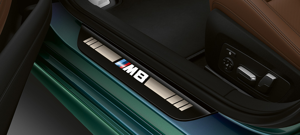 Molduras de entrada BMW M8 Gran Coupé Individual First Edition Molduras de entrada con anagrama "M8" BMW M8 Gran Coupé Individual First Edition F93 2020 BMW Individual Aurora Diamond Green metalizado, interior