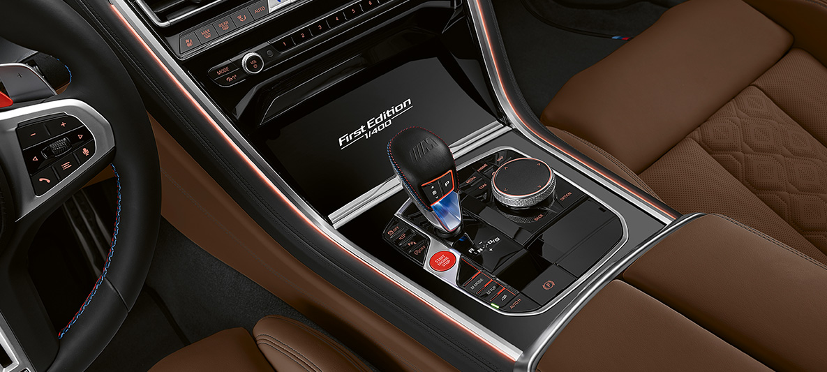 Anagrama “Individual First Edition” BMW M8 Gran Coupé Individual First Edition Anagrama “Individual First Edition” BMW M8 Gran Coupé Individual First Edition F93 2020 BMW Individual Aurora Diamond Green metalizado, interior