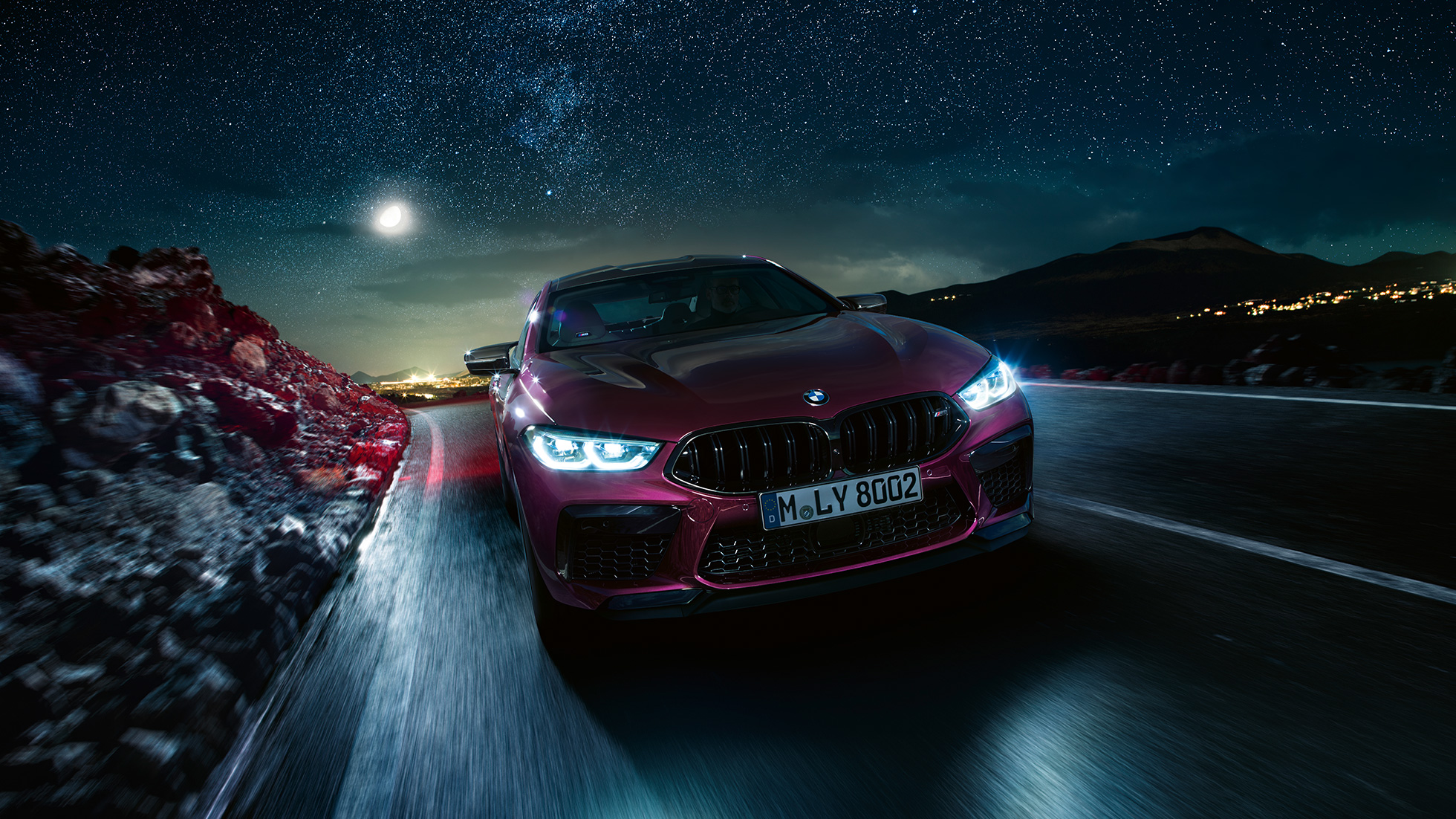 BMW M8 Competition Gran Coupé, vista frontal, en circulación El deportivo de lujo BMW M8 Competition Gran Coupé F93 2020, BMW Individual Ametrin metalizado, vista frontal, en circulación