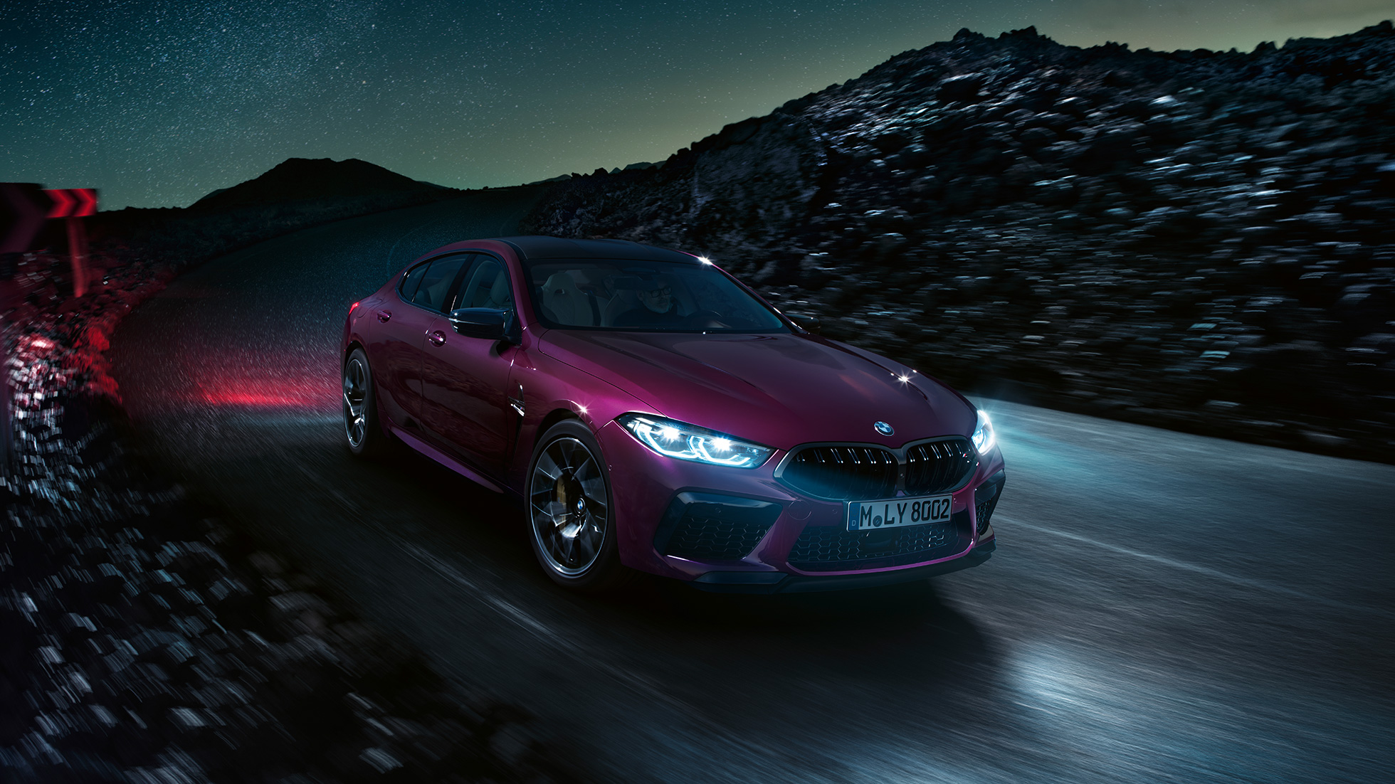 BMW M8 Competition Gran Coupé, vista de tres cuartos del frontal. BMW M8 Competition Gran Coupé F93 2020 BMW Individual Ametrin metalizado, vista de tres cuartos del frontal