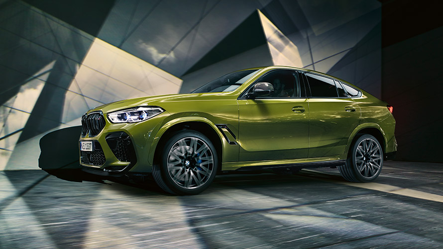 BMW X6 M F96, vista de tres cuartos del lateral, parado BMW Serie M BMW X6 M F96, vista de tres cuartos del lateral, parado
