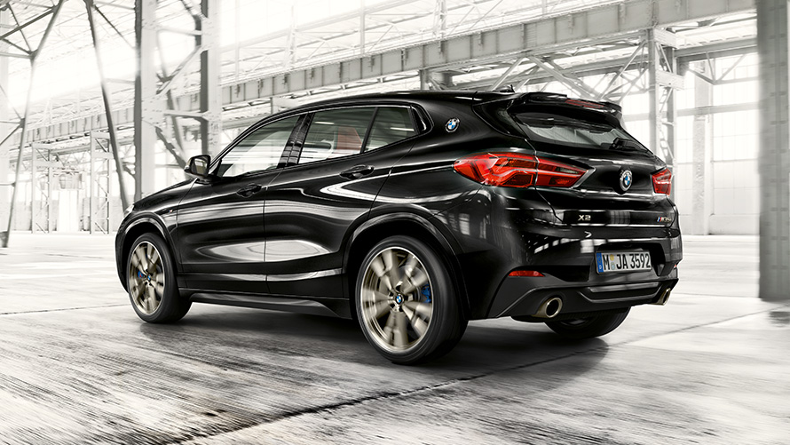 BMW X2 M35i (F39), Black Sapphire metalizado, vista de tres cuartos de la zaga, en marcha BMW X2 M35i (F39), Black Sapphire metalizado, vista de tres cuartos de la zaga, en marcha