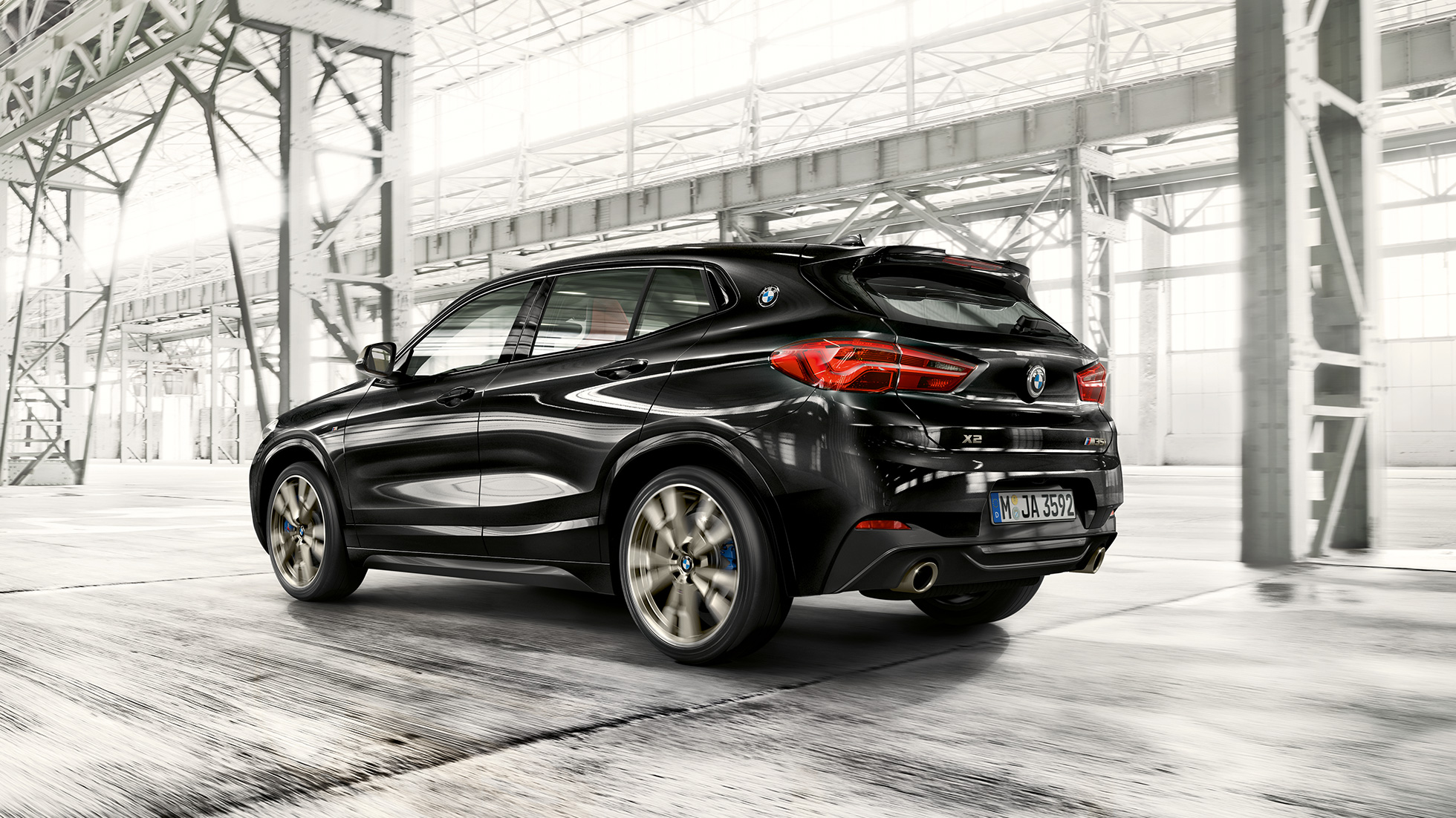 Dinamismo de conducción BMW X2 M35i Vista lateral trasera del BMW X2 M35i, el SUV deportivo