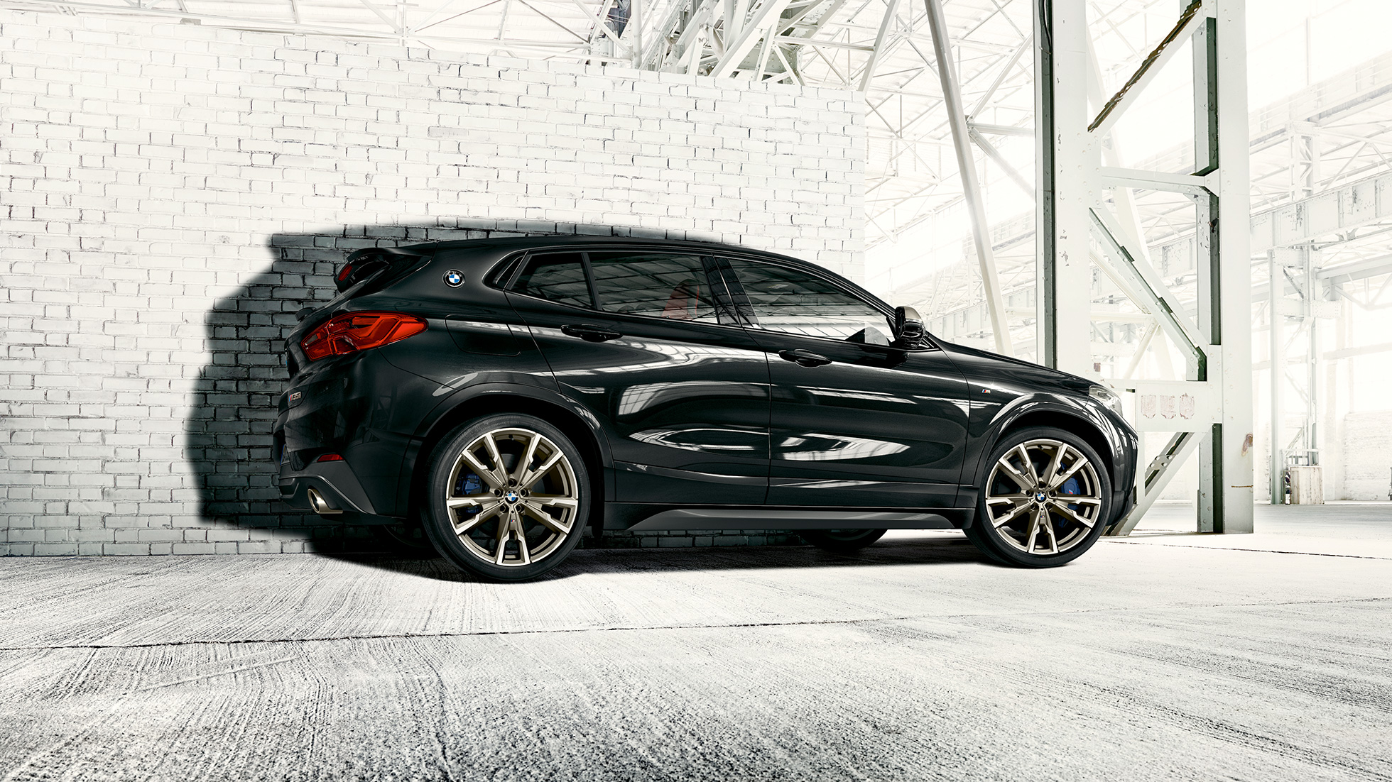 Llantas de aleación ligera M BMW X2 M35i Vista lateral del BMW X2 M35i, el SUV deportivo