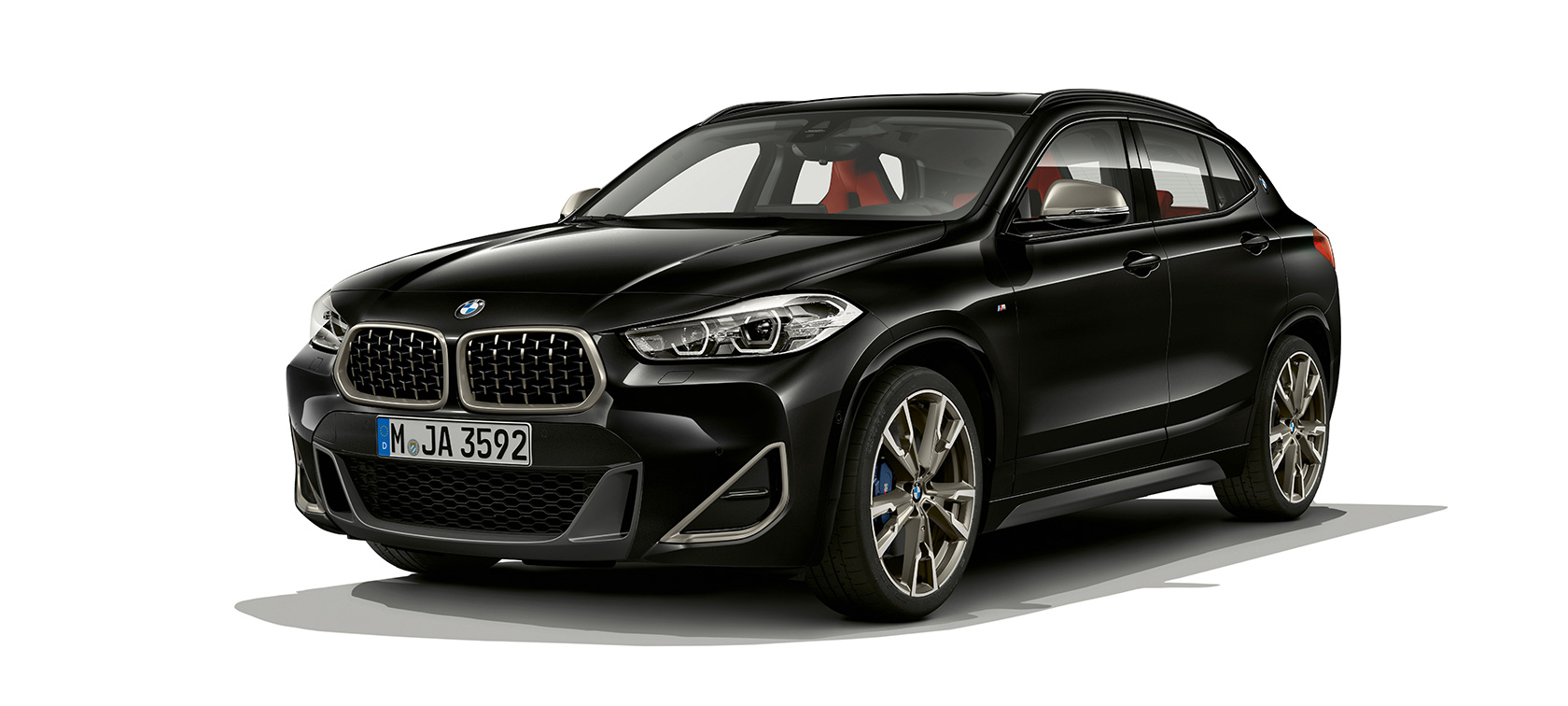 Vista de tres cuartos del frontal BMW X2 BMW X2 M35i F39 Vista frontal del BMW X2 M35i, el SUV deportivo