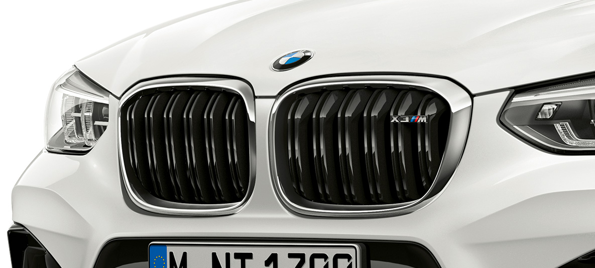 BMW X3 M, parrilla M BMW X3 M en Alpinweiss, exterior, frontal, parrilla M con detalles en cromo y distintivo del modelo
