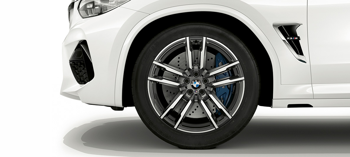 BMW X3 M, llantas de aleación ligera M de 20 pulgadas en Orbitgrau BMW X3 M en Alpinweiss, exterior, llantas de aleación ligera M de 20 pulgadas en Orbitgrau.