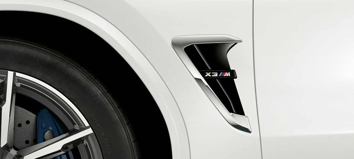 BMW X3 M, branquias M BMW X3 M en Alpinweiss, exterior, branquias M con detalles en cromo y distintivo del modelo