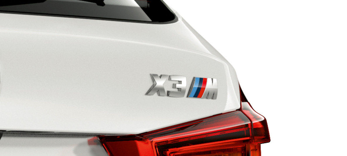 BMW X3 M, distintivo del modelo BMW X3 M en Alpinweiss, exterior, zaga con distintivo del modelo