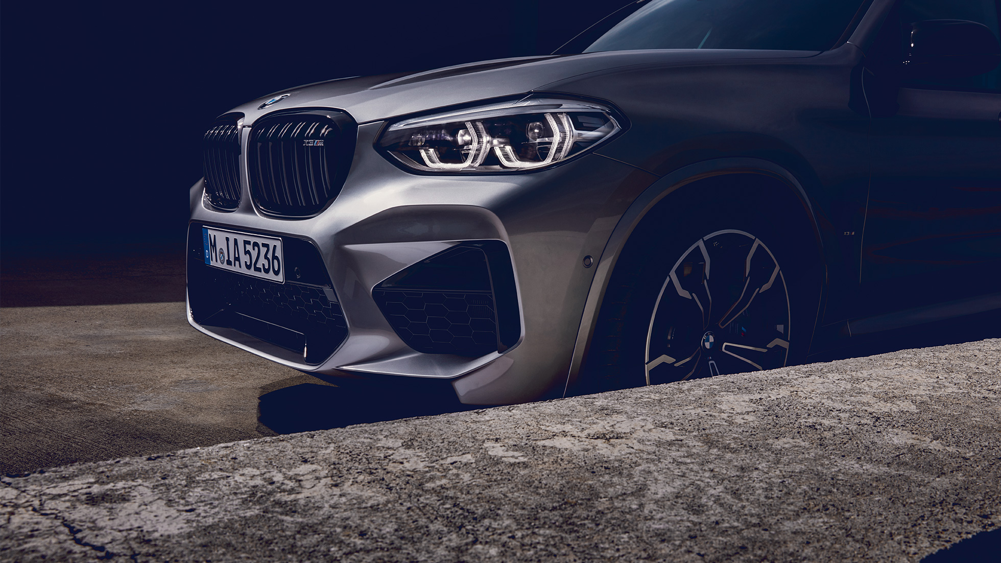 BMW X3 M Competition, vista lateral del frontal BMW X3 M Competition en Donington Grau metalizado, exterior, vista lateral del frontal.