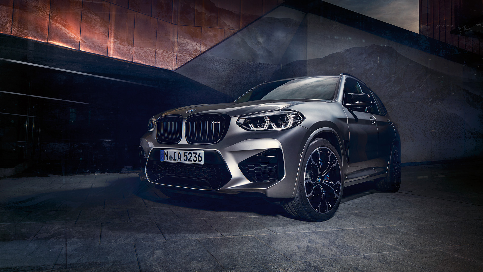 BMW X3 M Competition, vista de tres cuartos del frontal BMW X3 M Competition en Donington Grau metalizado, exterior, vista de tres cuartos del frontal.