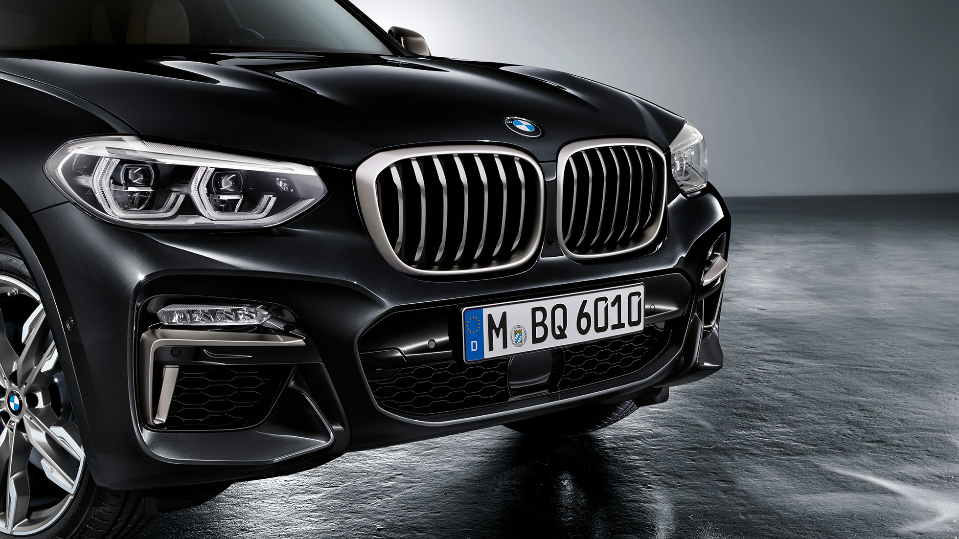 BMW X3 M40i y BMW X3 M40d, delante BMW X3 M40i y BMW X3 M40d en Black Sapphire metalizado, exterior, frontal con elementos de diseño en Ceriumgrau.