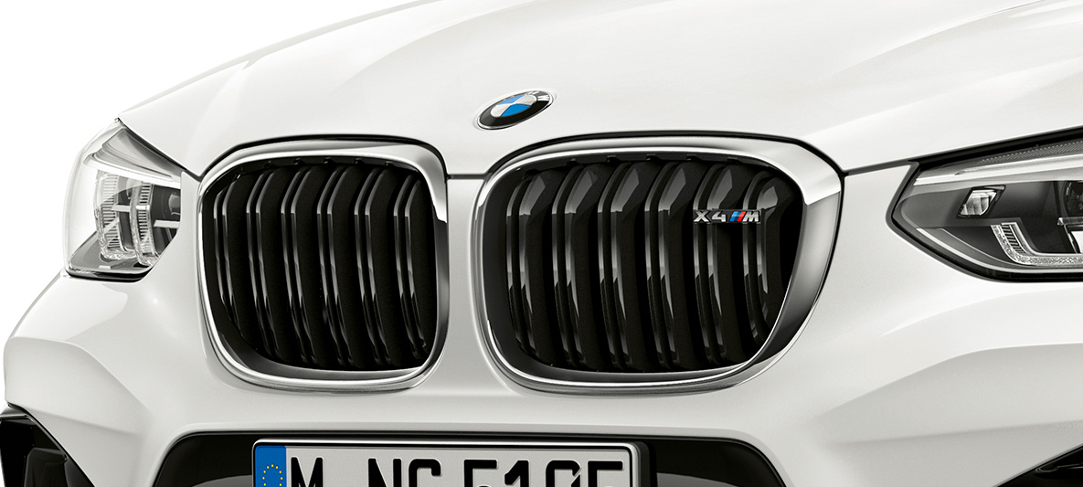 BMW X4 M, parrilla M BMW X4 M en Alpinweiss, exterior, frontal, parrilla M con detalles en cromo y distintivo del modelo