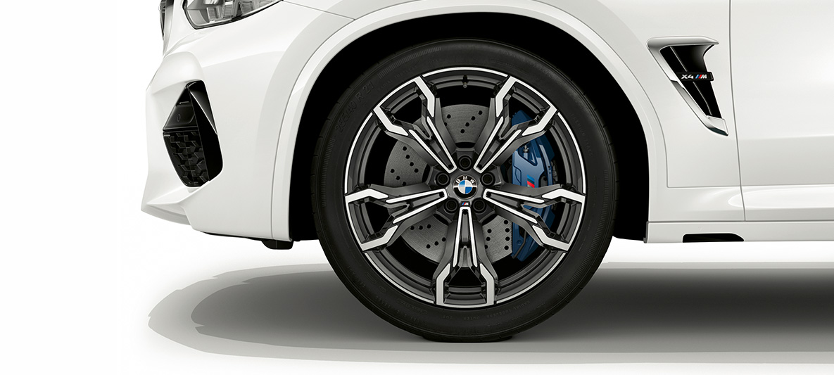 BMW X4 M, llantas de aleación ligera M de 21 pulgadas en Orbitgrau BMW X4 M en Alpinweiss, exterior, llantas de aleación ligera M de 21 pulgadas en Orbitgrau