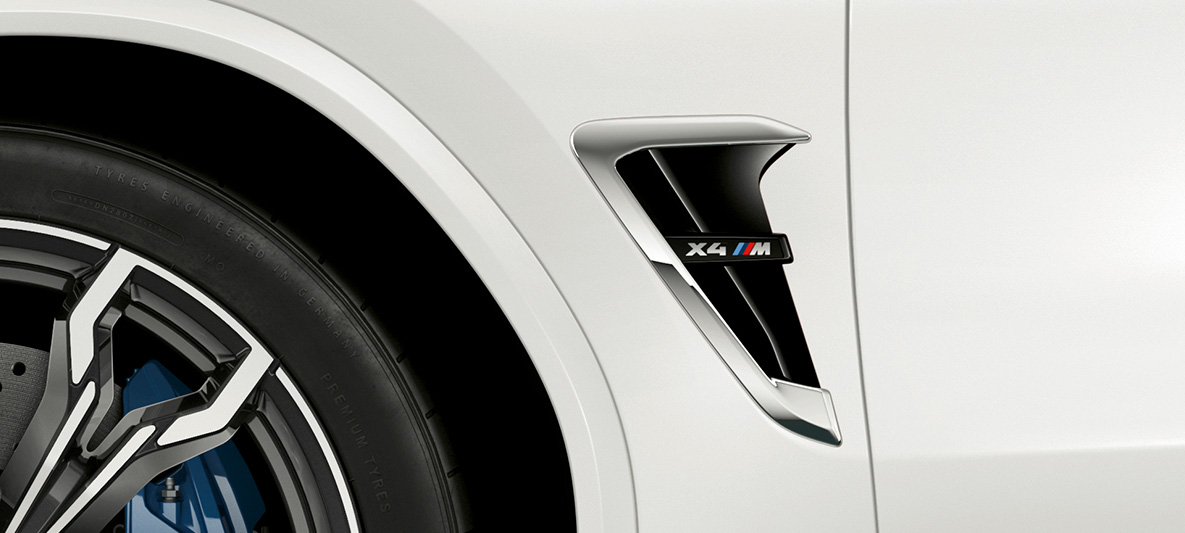 BMW X4 M, branquias M BMW X4 M en Alpinweiss, exterior, branquias M con detalles en cromo y distintivo del modelo