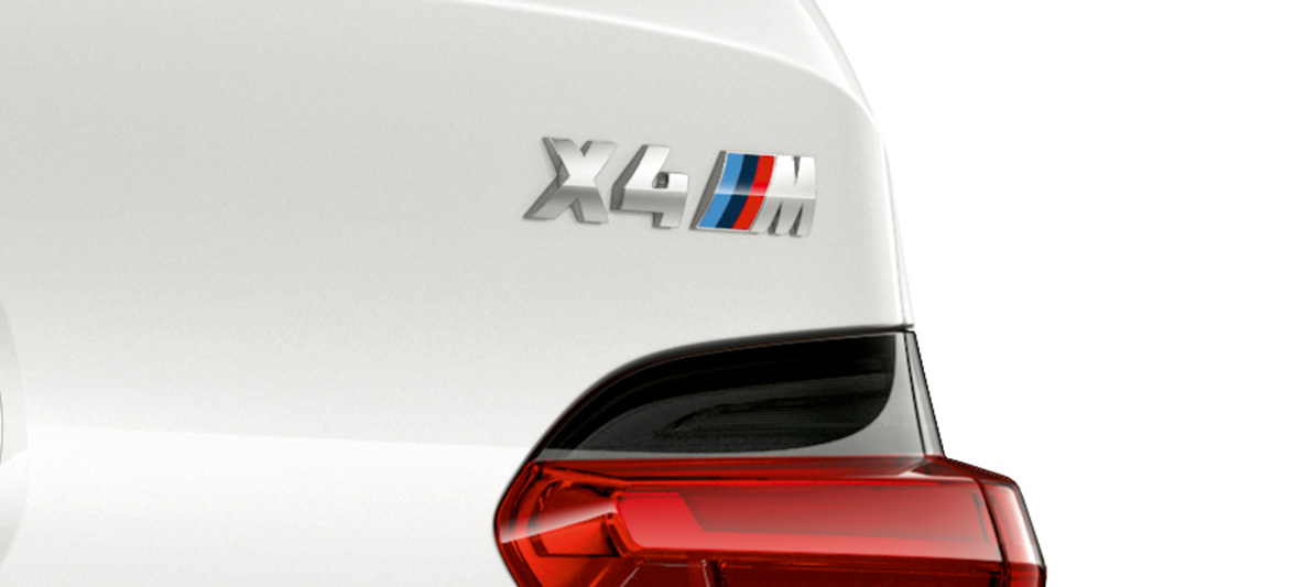 BMW X4 M, distintivo del modelo BMW X4 M en Alpinweiss, exterior, detalle del lateral de la zaga con distintivo del modelo