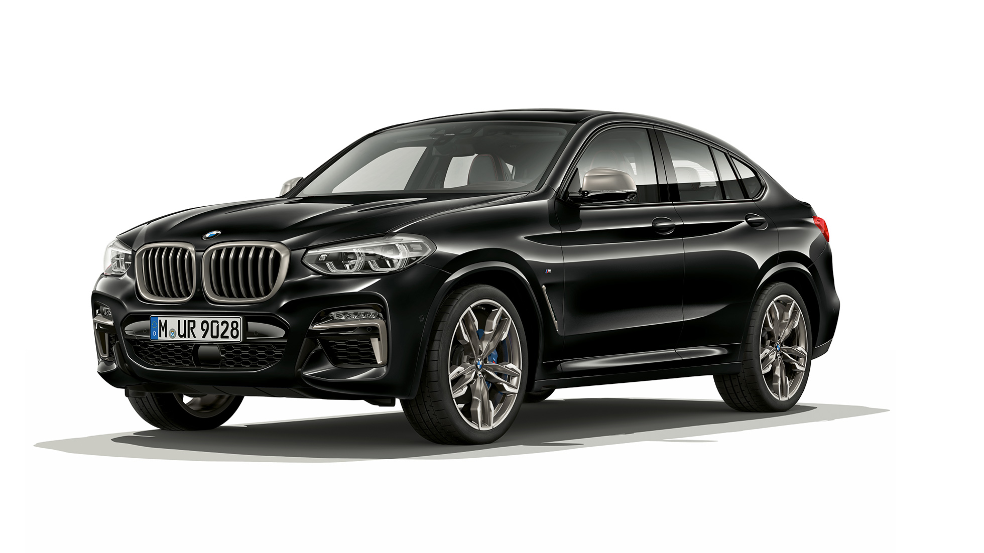 BMW X4 M40i y BMW X4 M40d, vista de tres cuartos del frontal BMW X4 M40i y BMW X4 M40d en Black Sapphire metalizado, exterior, vista de tres cuartos del frontal, lado derecho