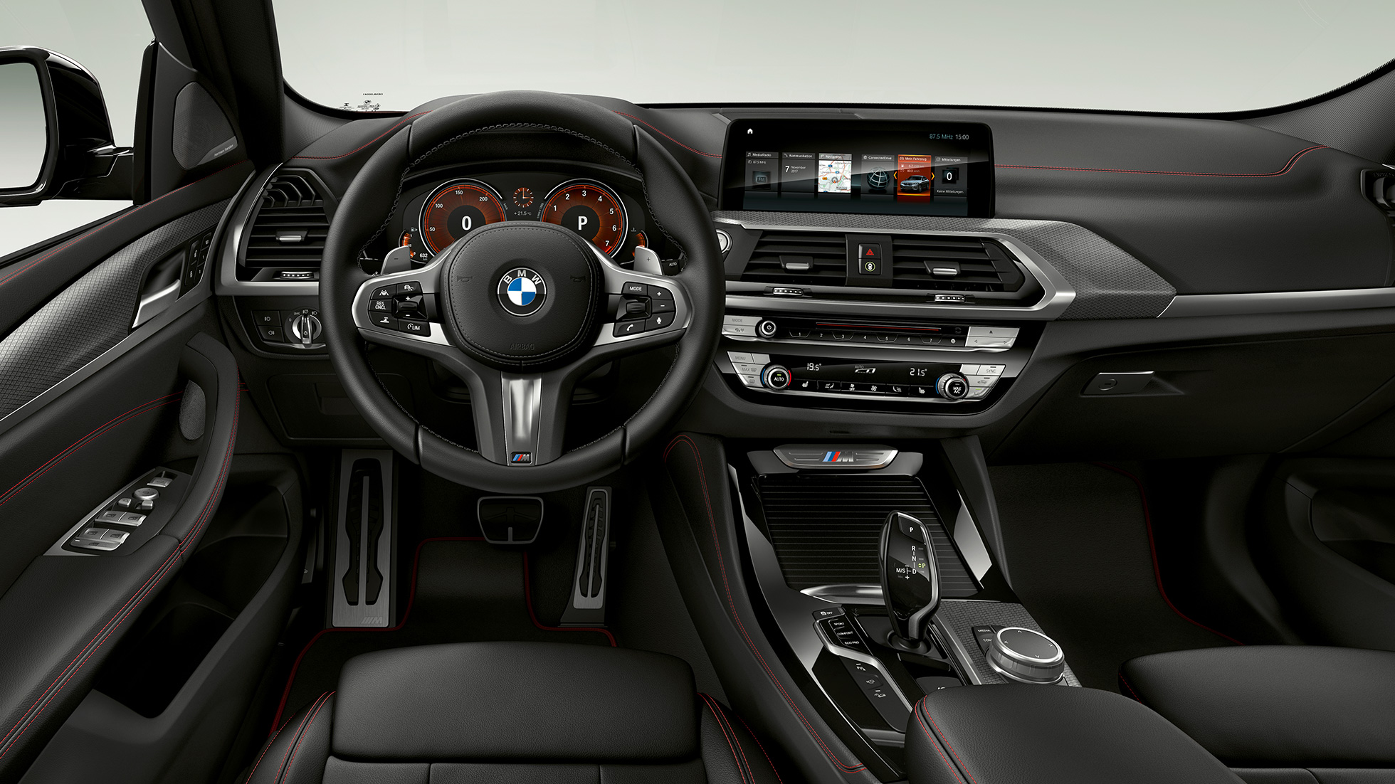 BMW X4 M40i y BMW X4 M40d, puesto de conducción BMW X4 M40i y BMW X4 M40d, interior, puesto de conducción con volante M de cuero y asientos deportivos M
