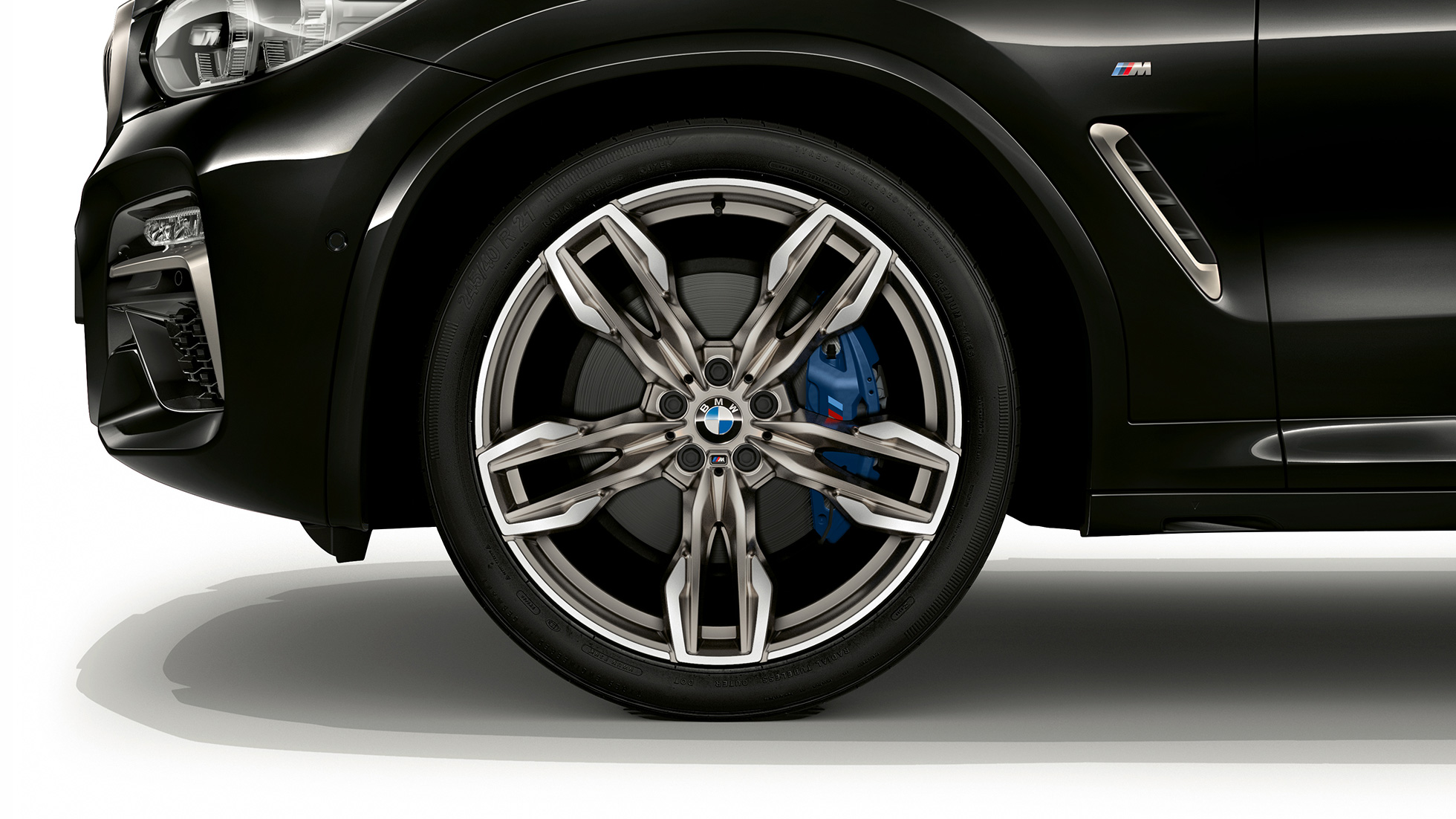 BMW X4 M40i y BMW X4 M40d, llantas de aleación ligera M de 21 pulgadas BMW X4 M40i y BMW X4 M40d en Black Sapphire metalizado, exterior, vista del lateral con llantas de aleación ligera M de 21 pulgadas con radios dobles