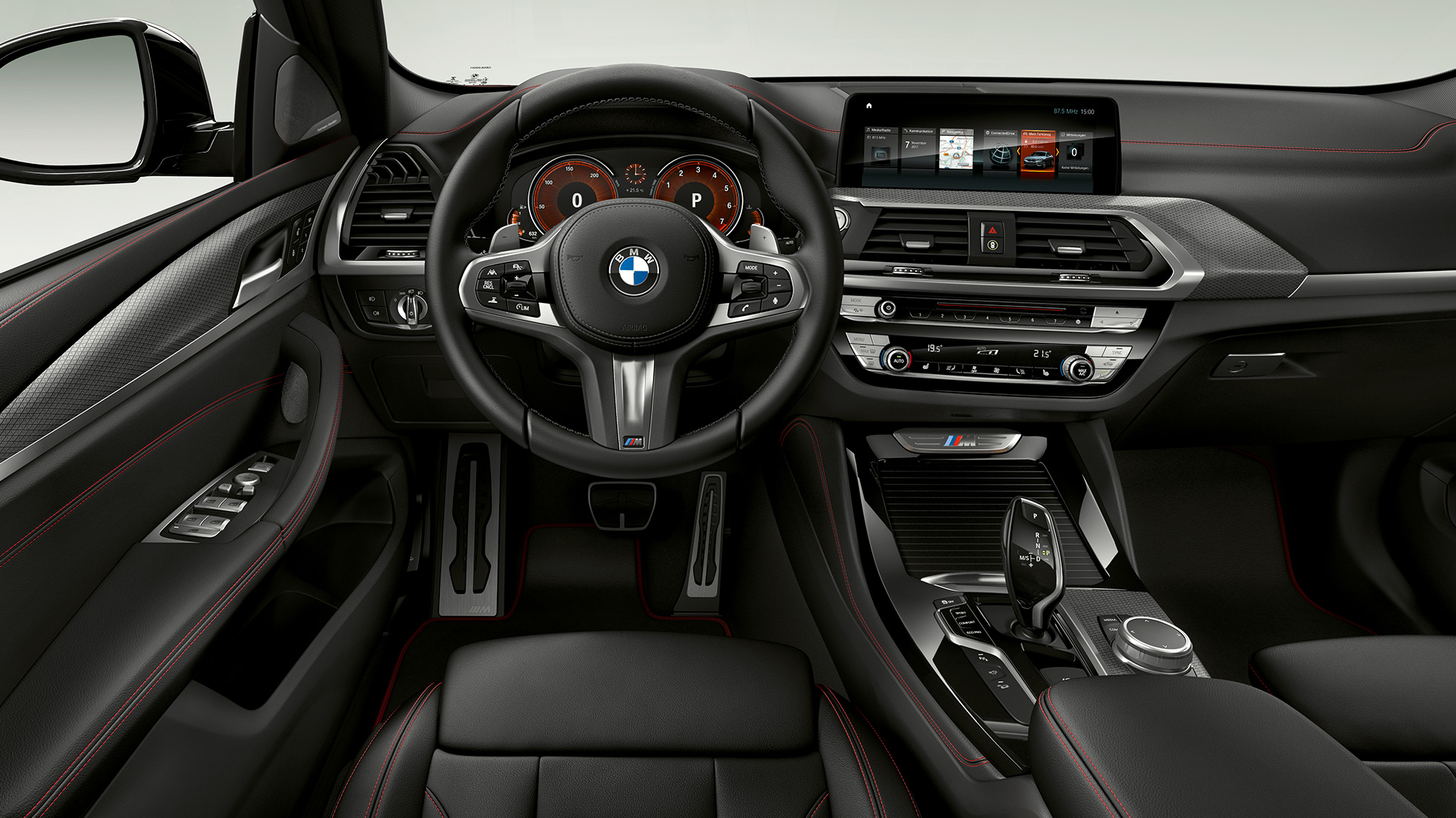 BMW X4 M40i y BMW X4 M40d, puesto de conducción BMW X4 M40i y BMW X4 M40d, interior, puesto de conducción con asientos deportivos y volante M de cuero