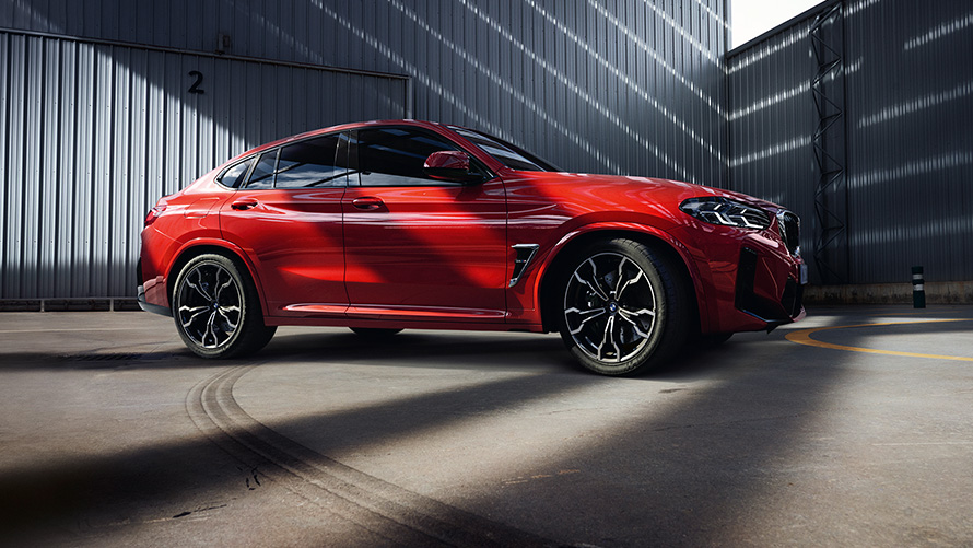 BMW X4 M F98 LCI Renovación 2021 Toronto Rot metalizado Vista lateral delante de nave industrial
