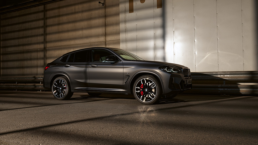 BMW X4 M40i G02 LCI Renovación 2021 Vista lateral delante de pared reluciente