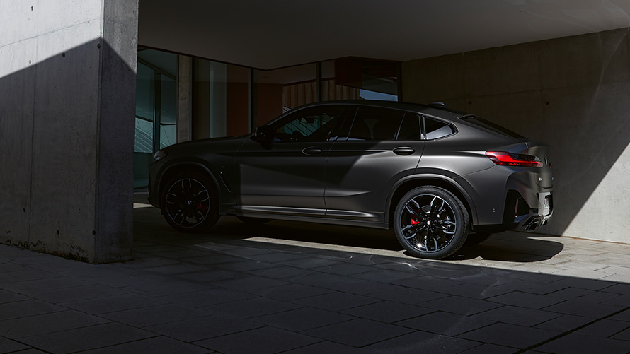 BMW X4 M40i G02 LCI Renovación 2021 Vista lateral a media sombra frente a la entrada de una casa