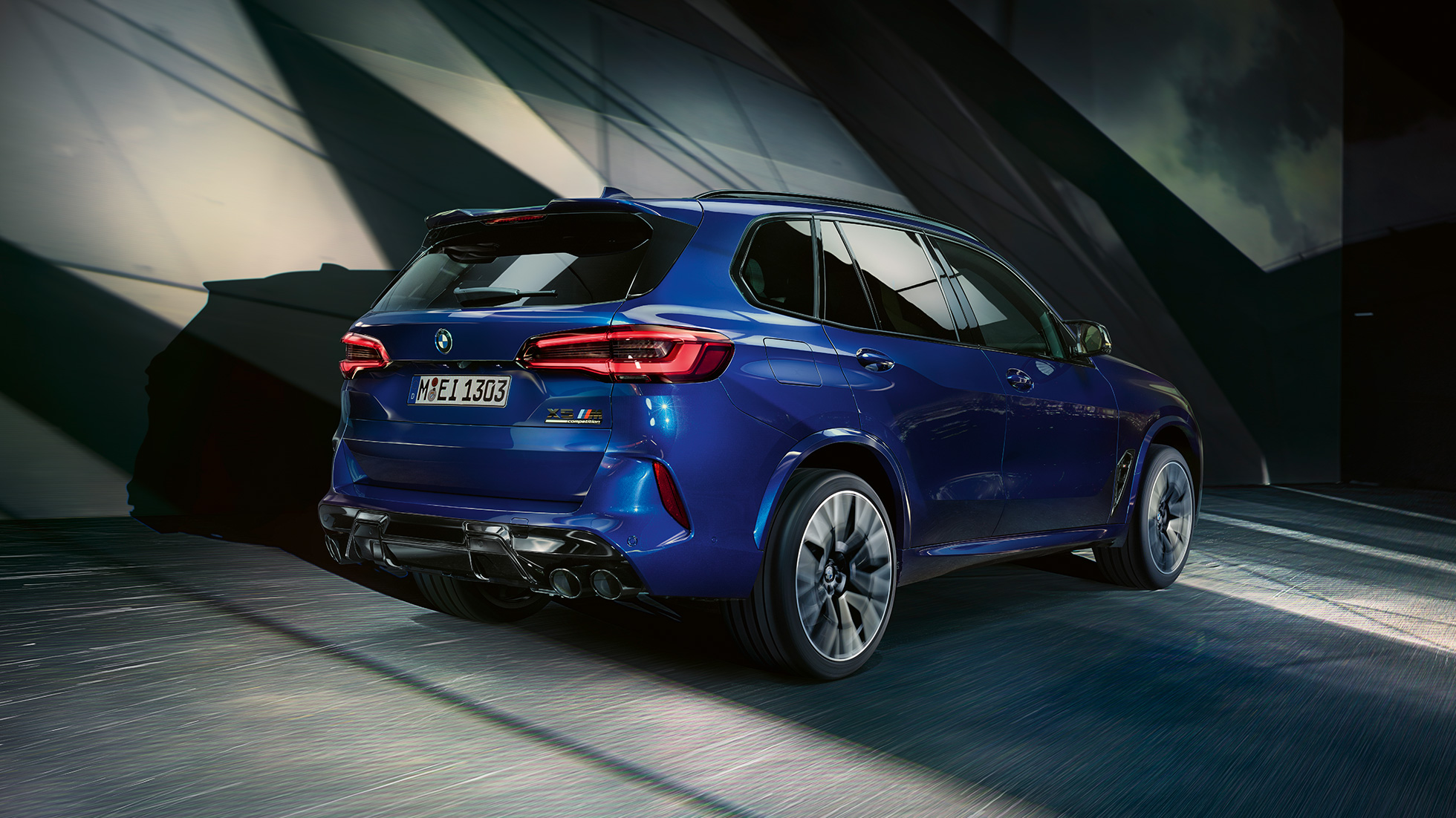 BMW X5 M Competition SUV F95 con sistema M xDrive BMW X5 M Competition SUV con sistema M xDrive F95 2020 Marina Bay Blau metalizado, vista de tres cuartos de la zaga del todoterreno deportivo