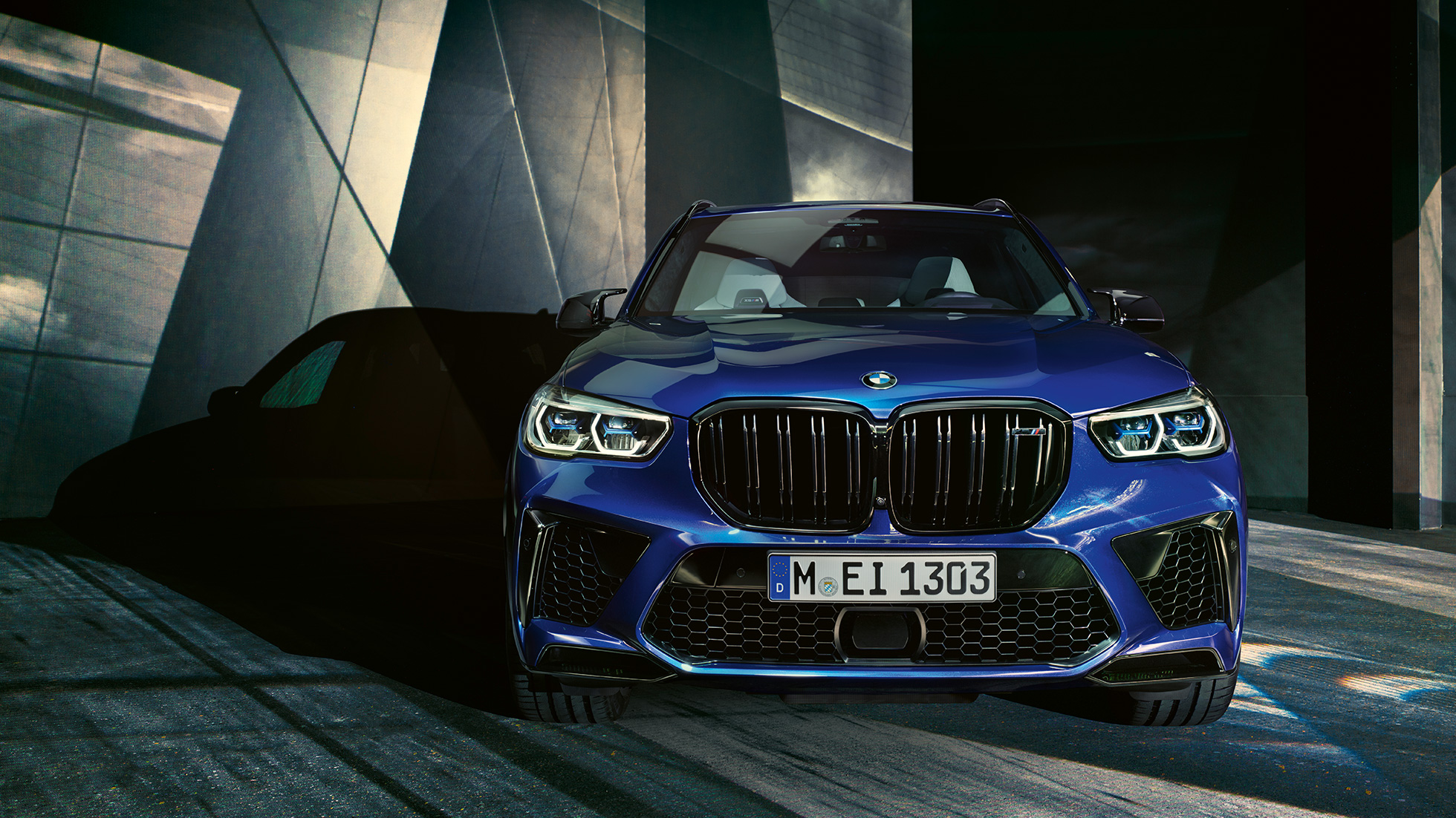 Diseño exterior BMW X5 M Competition SUV F95 Diseño exterior BMW X5 M Competition SUV F95 2020 Marina Bay Blau metalizado, vista frontal del todocamino deportivo