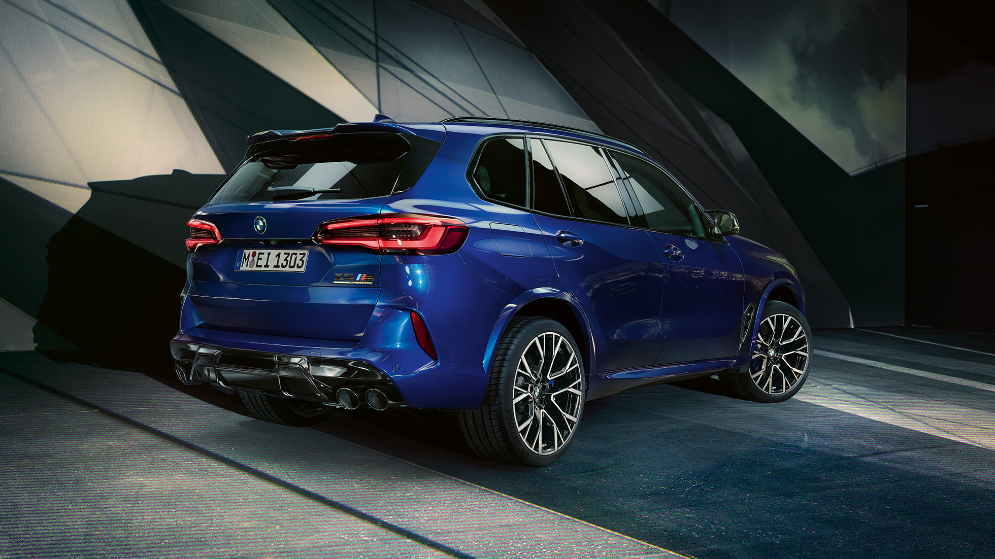 BMW X5 M Competition SUV F95, vista de tres cuartos de la zaga BMW X5 M Competition SUV F95 con sistema de escape deportivo M F95