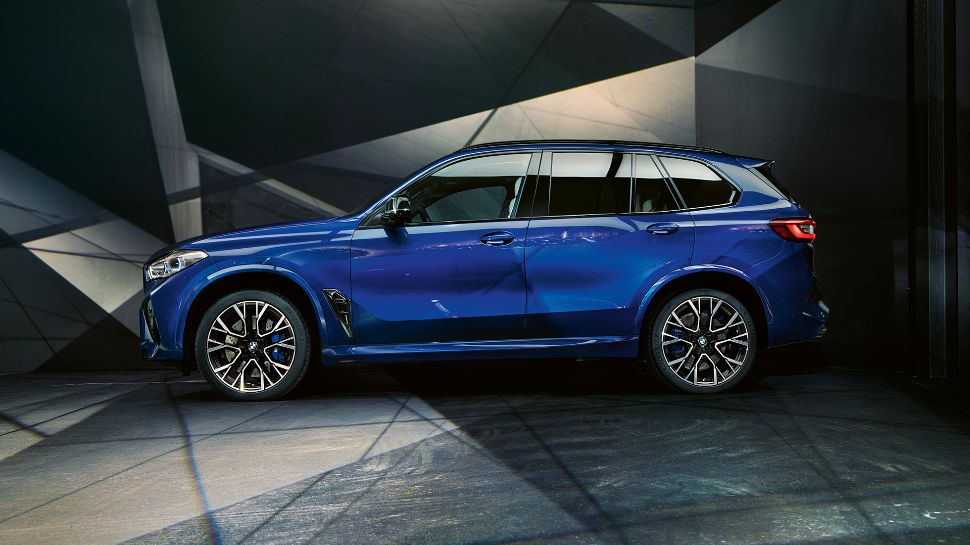 BMW X5 M Competition SUV F95, vista lateral BMW X5 M Competition SUV F95 con llantas de aleación ligera M F95 Marina Bay Blau metalizado, vista lateral