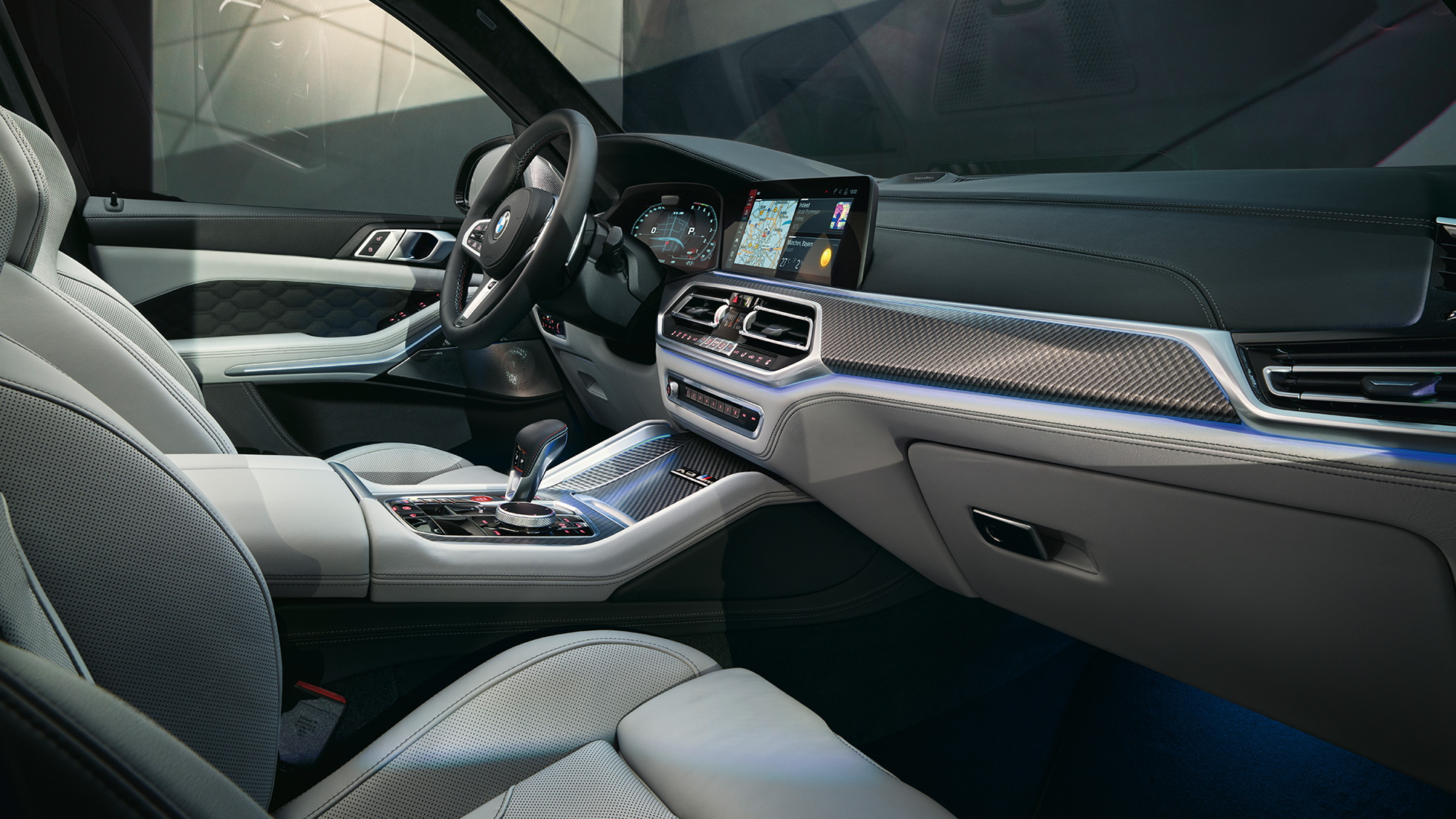 Consola central del BMW X5 M Competition SUV F95 con selector de marchas M Consola central del BMW X5 M SUV F95 con selector de marchas M F95, interior del todocamino deportivo