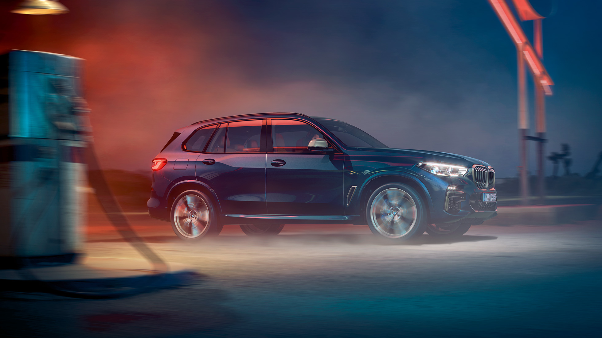 BMW X5 M50i SUV G05, vista lateral BMW X5 M50i SUV G05 con llantas de aleación ligera M en Carbonschwarz metalizado, vista lateral