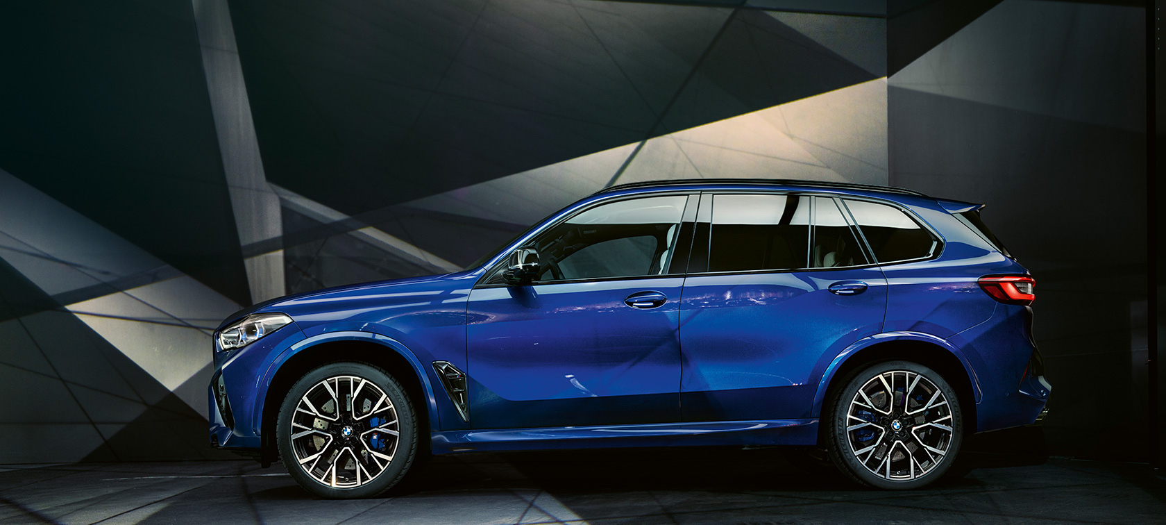 BMW X5 M Competition, vista lateral BMW X5 M Competition Marina Bay Blau metalizado F95, vista lateral del todoterreno deportivo