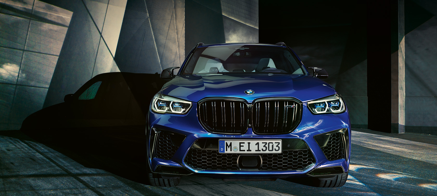 BMW X5 M Competition, vista del frontal F95 BMW X5 M Competition Marina Bay Blue metalizado F95 2020 vista del frontal