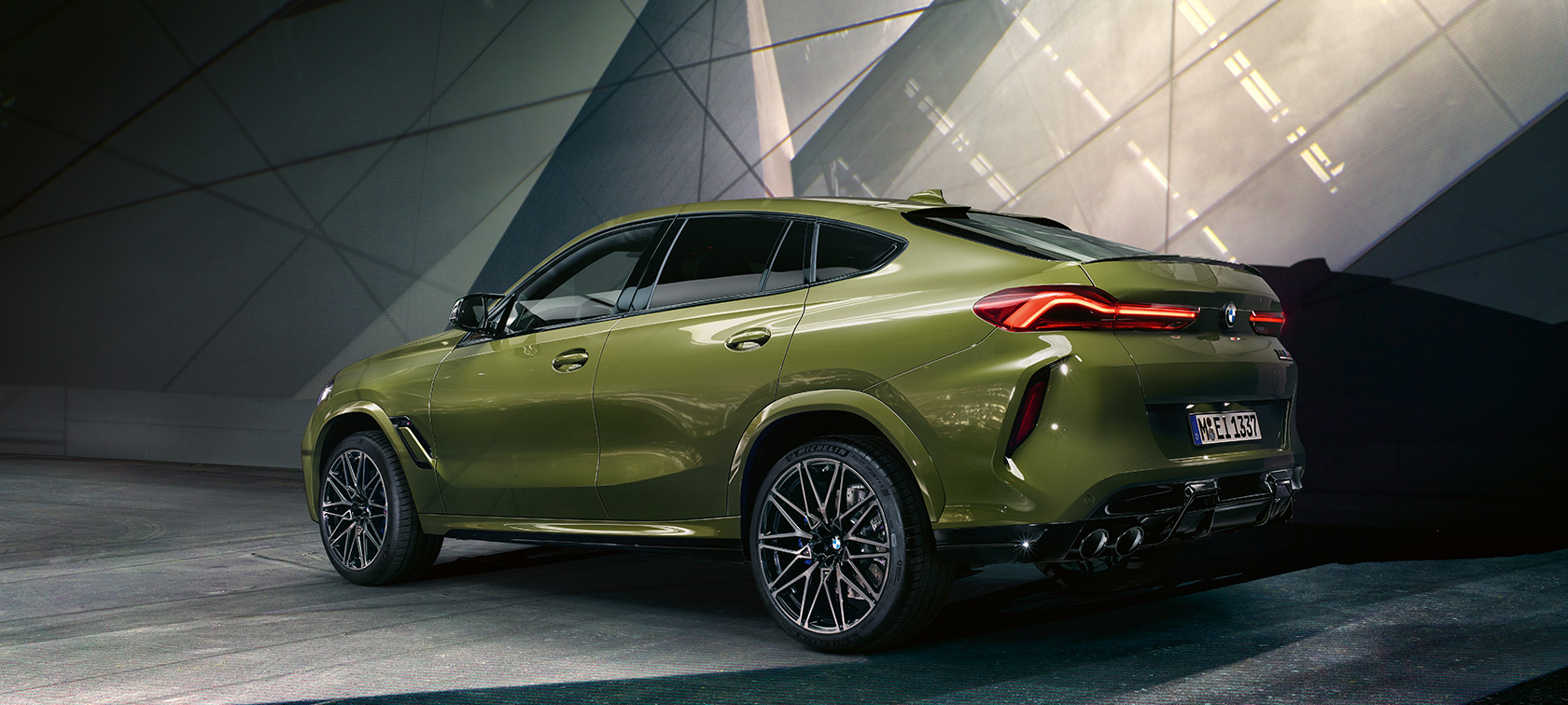 BMW X6 M Competition, vista de tres cuartos de la zaga BMW X6 M Competition F96 2020 Pintura Especial BMW Individual Urban Green del SUV deportivo